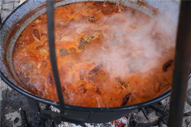 Podijeljeno 3000 porcija tradicionalnog badnjačkog fiš paprikaša u Osijeku