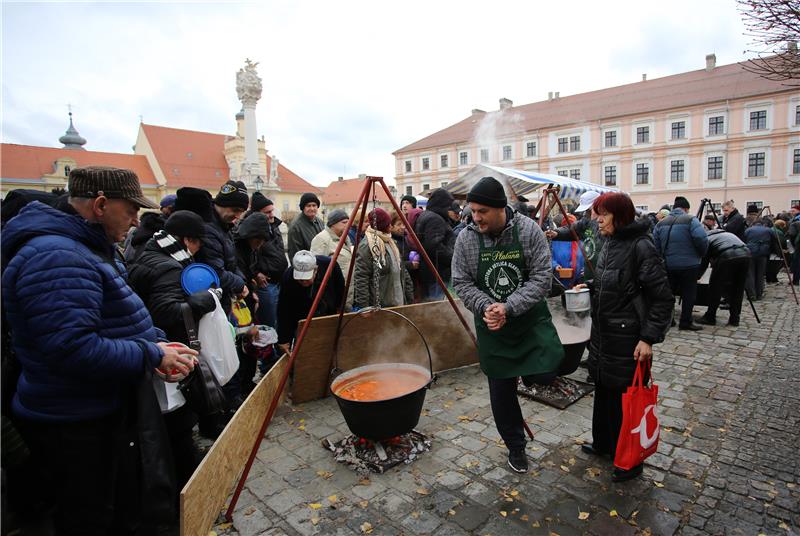 Podijeljeno 3000 porcija tradicionalnog badnjačkog fiš paprikaša u Osijeku