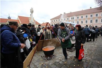 Podijeljeno 3000 porcija tradicionalnog badnjačkog fiš paprikaša u Osijeku