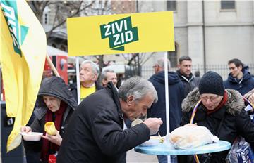 Živi zid dijelio hranu i poklone