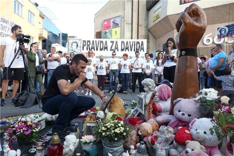 Sukobi građana i policije u Banjoj Luci zbog uklanjanja spomenika Davidu Dragičeviću