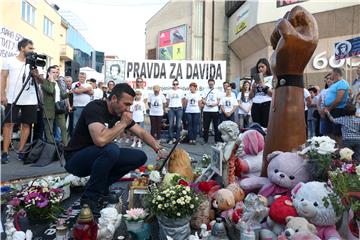 Sukobi građana i policije u Banjoj Luci zbog uklanjanja spomenika Davidu Dragičeviću