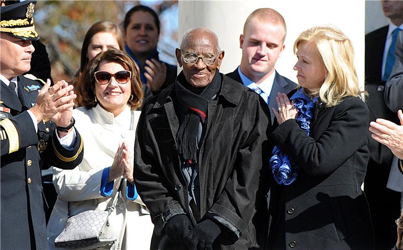 (FILE) USA PEOPLE OBIT RICHARD OVERTON