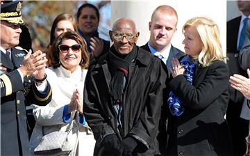 (FILE) USA PEOPLE OBIT RICHARD OVERTON