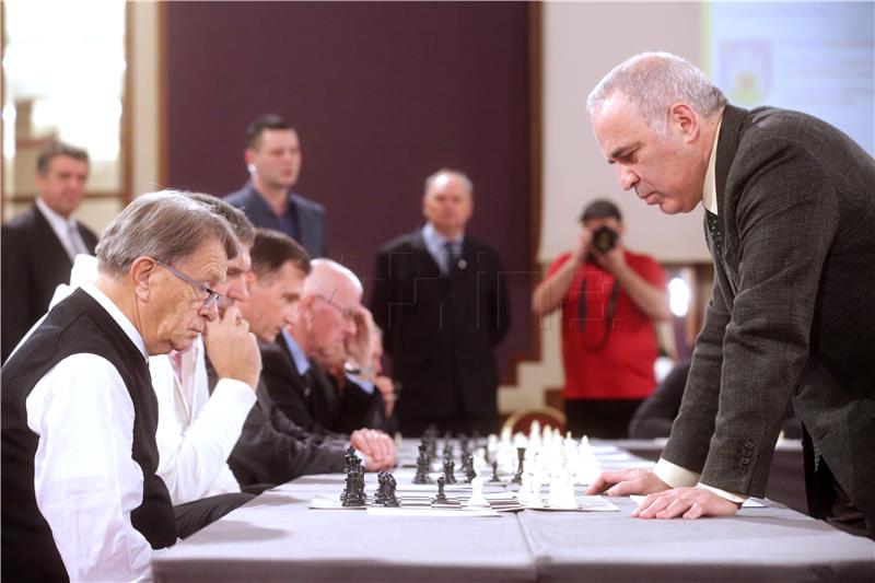 Kasparov odigrao simultanku