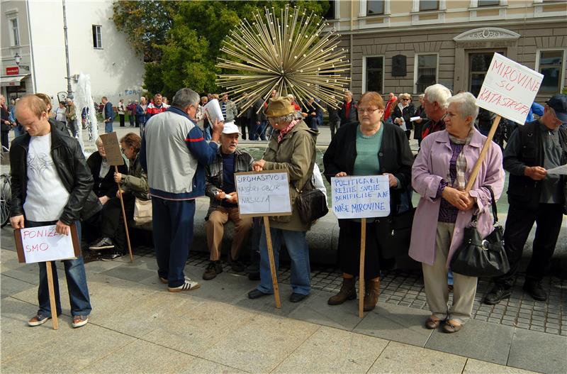 Bake i djedove trebalo bi voditi na odmor, tvrdi britanska ministrica 