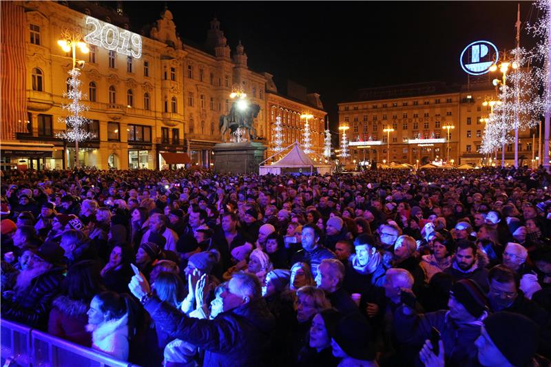 U Zagrebu se veselo, uz pjesmu i vatromet, ušlo u Novu 2019. godinu