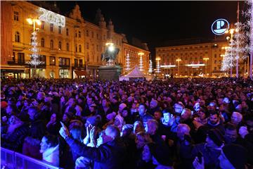 U Zagrebu se veselo, uz pjesmu i vatromet, ušlo u Novu 2019. godinu