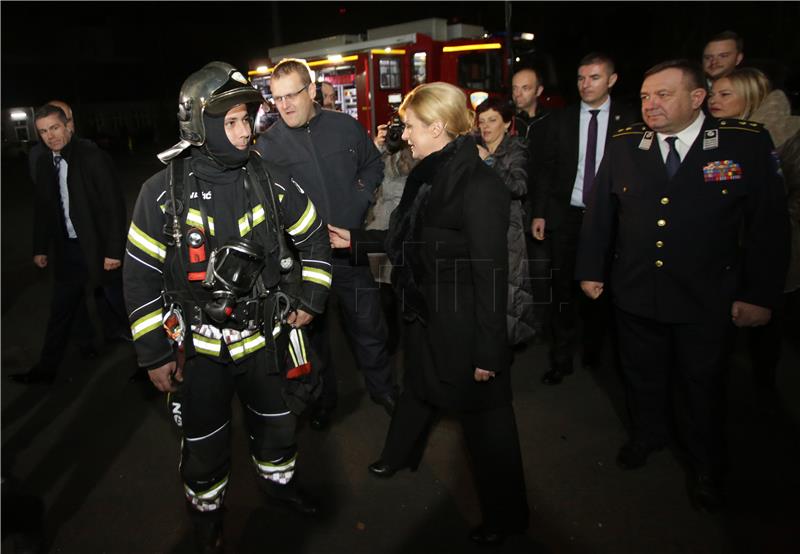 Predsjednica se u novogodišnjoj noći susrela s dežurnim vatrogascima