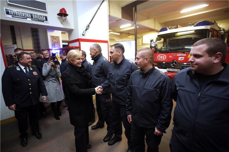 Predsjednica se u novogodišnjoj noći susrela s dežurnim vatrogascima