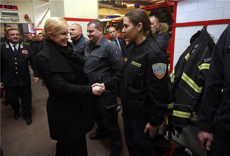 Predsjednica se u novogodišnjoj noći susrela s dežurnim vatrogascima