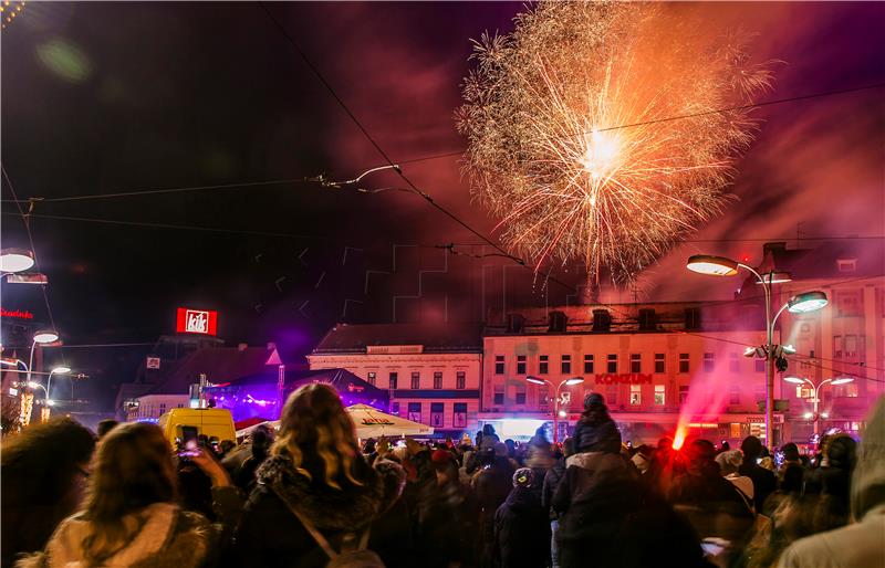 Osječani Novu godinu dočekali na Trgu Ante Starčevića