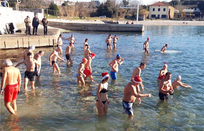 Novogodišnje kupanje na pulskom Mornaru i šibenskom Banju