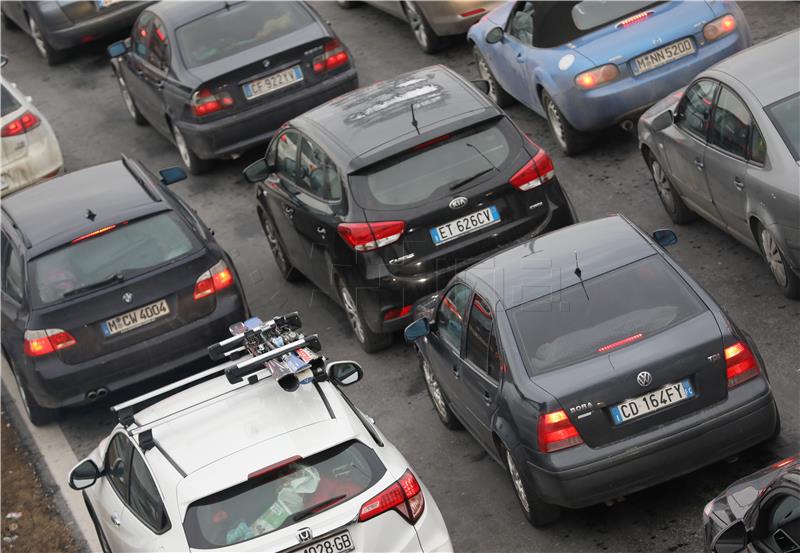 Gužve na graničnom prijelazu Bregana