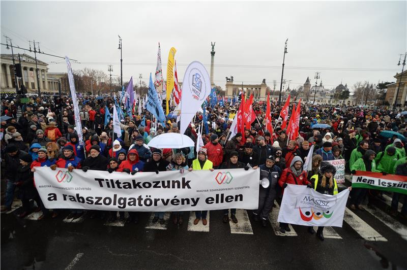 Tisuće na prosvjedima protiv novog mađarskog zakona o radu