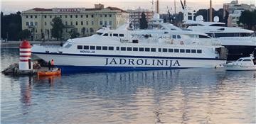 Na ulazu u luku Zadar u središtu grada udario je Jadrolinijin katamaran 