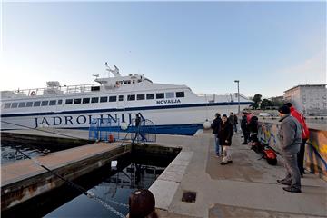 Na ulazu u luku Zadar u središtu grada udario je Jadrolinijin katamaran