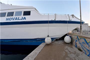 Na ulazu u luku Zadar u središtu grada udario je Jadrolinijin katamaran