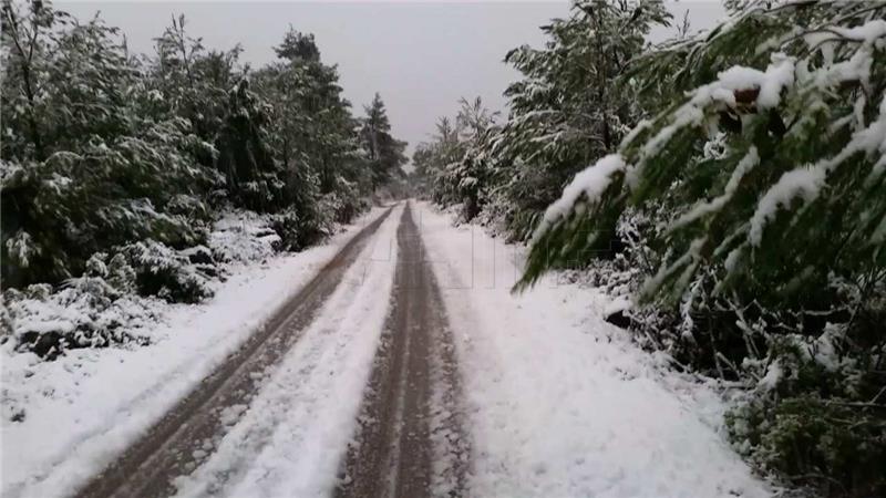 Snijeg u Dalmatinskoj zagori i 40 centimetara, u Cetinskoj i Imotskoj krajini škole zatvorene