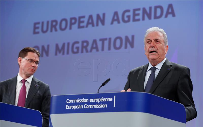 Avramopoulos: nije na ponos Europi da 49 migranata čeka na iskrcavanje skoro tri tjedna