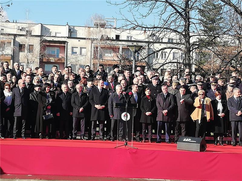 Vlasti RS organizirale masovnu proslavu neustavnog 'dana republike', pridružio se i Čović