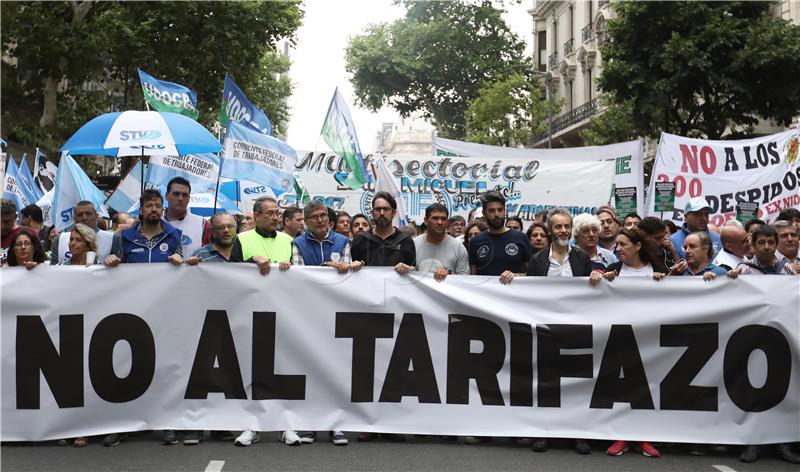 Argentina: Deseci tisuća prosvjednika protiv Macrijevih mjera štednje