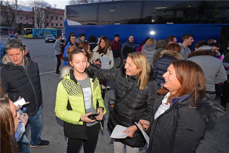  Splitski srednjoškolci, kojima je u subotu u Švicarskoj izgorio autobus stigli su u Split