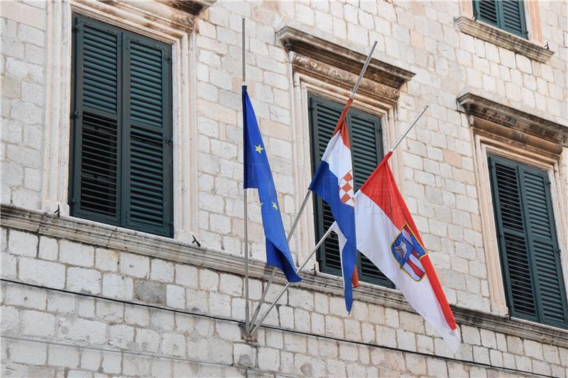 Dubrovnik: Zastave na pola koplja za Dan žalosti