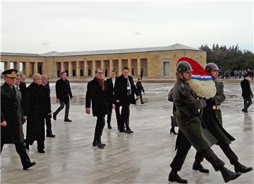 Grabar-Kitarovic starts state visit to Turkey by laying wreath at Ataturk's tomb