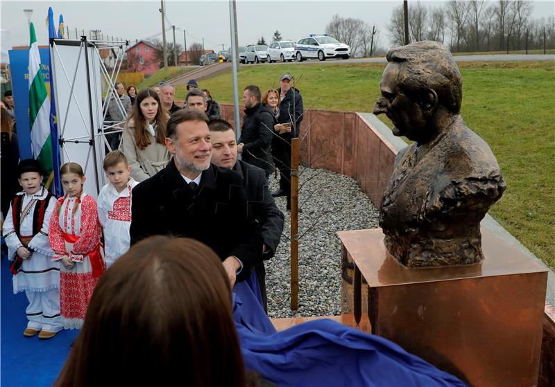 Renovated square, Franjo Tudjman monument unveiled in Rugvica