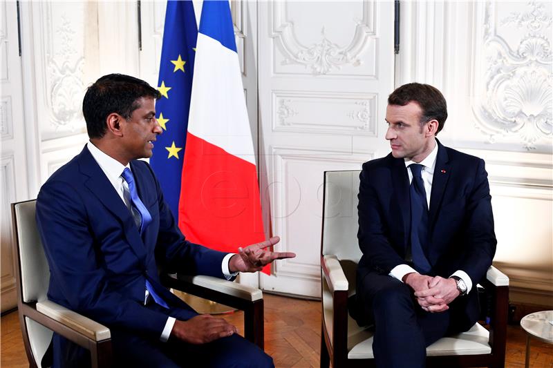 Macronovu operacija zavođenja "Choose France" ugrožavaju "žuti prsluci"