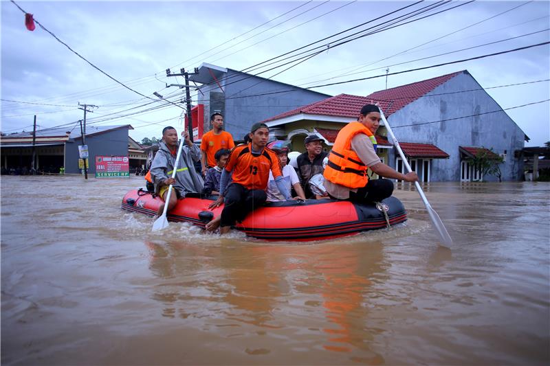 Broj mrtvih u poplavama u Indoneziji narastao na 59