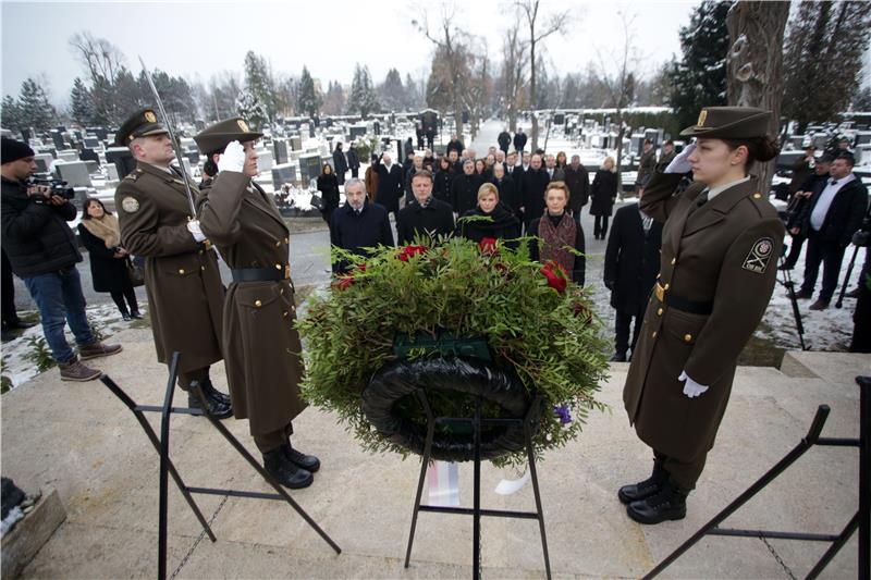 Joint Holocaust commemoration good prerequisite for ending divisions