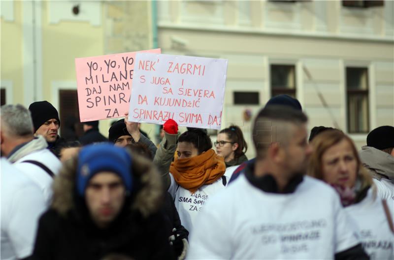 Udruga roditelja vitalno ugrožene djece 'Kolibrići' organizirala prosvjed 'Spinraza za sve'