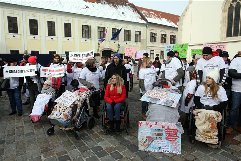 Udruga roditelja vitalno ugrožene djece 'Kolibrići' organizirala prosvjed 'Spinraza za sve'