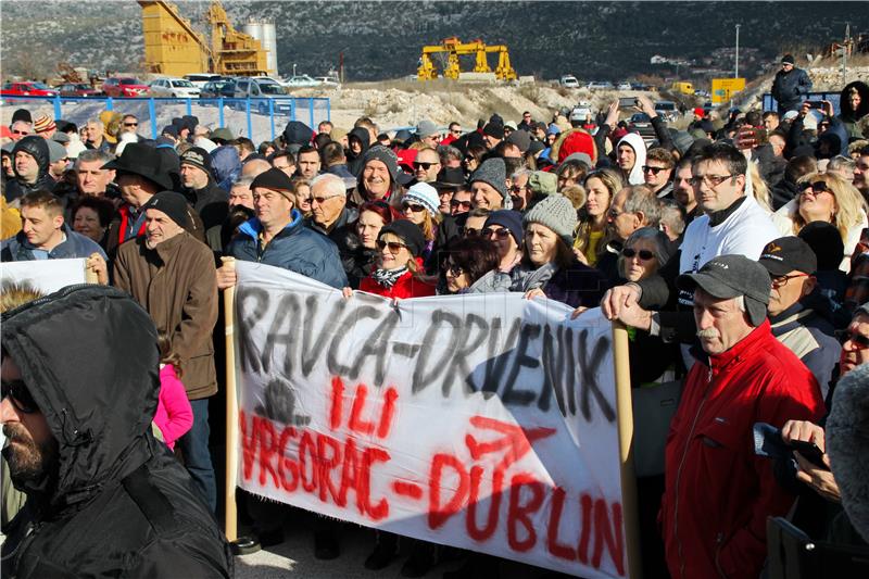 Prosvjed zbog sustavnog zanemarivanja strateškog projekta povezivanja otoka Hvara, Makarskoga primorja i Dalmatinske zagore