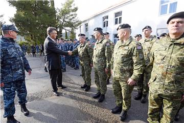 Plenković obišao vojarnu „116. brigade Hrvatske vojske“ u Pločama