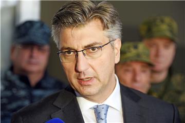 Plenković obišao vojarnu „116. brigade Hrvatske vojske“ u Pločama