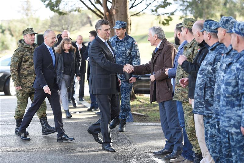 Plenković obišao vojarnu „116. brigade Hrvatske vojske“ u Pločama