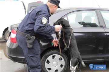 Četveronožni ''inspektor'' Duks pronašao 1,38 kilograma marihuane