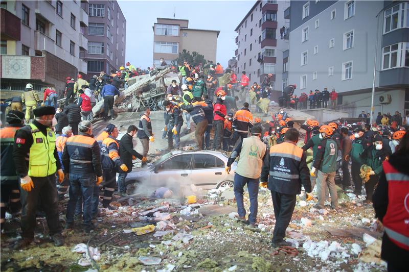 Najmanje troje poginulo nakon rušenja zgrade u Istanbulu