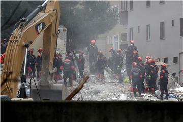 Tinejdžer spašen iz ruševina zgrade u Istanbulu